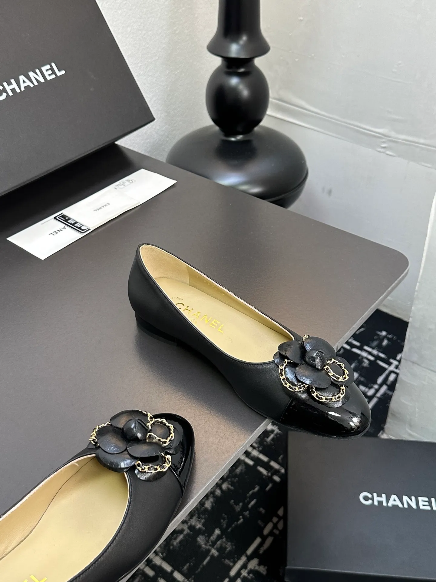 👟👟Ex-factory price 600👟👟 CHANEL｜Chanel Chanel 25C early spring new product Camellia series flat shoes This season’s Camellia series is really beautiful😍 Grandma Xiang’s family has always had the elegant and ladylike temperament, full of high-end sense! It’s very nice on the feet~ Whether worn barefoot or paired with skirts or trousers, it’s very versatile! Incomparably beautiful! Extraordinarily fairy 🧚 Overwhelmingly girly‼ ️ The upper is made of imported lambskin, the lining is made of mixed sheepskin, and the Italian A-grade leather outsole Size: 35-39 (40/41 customized)